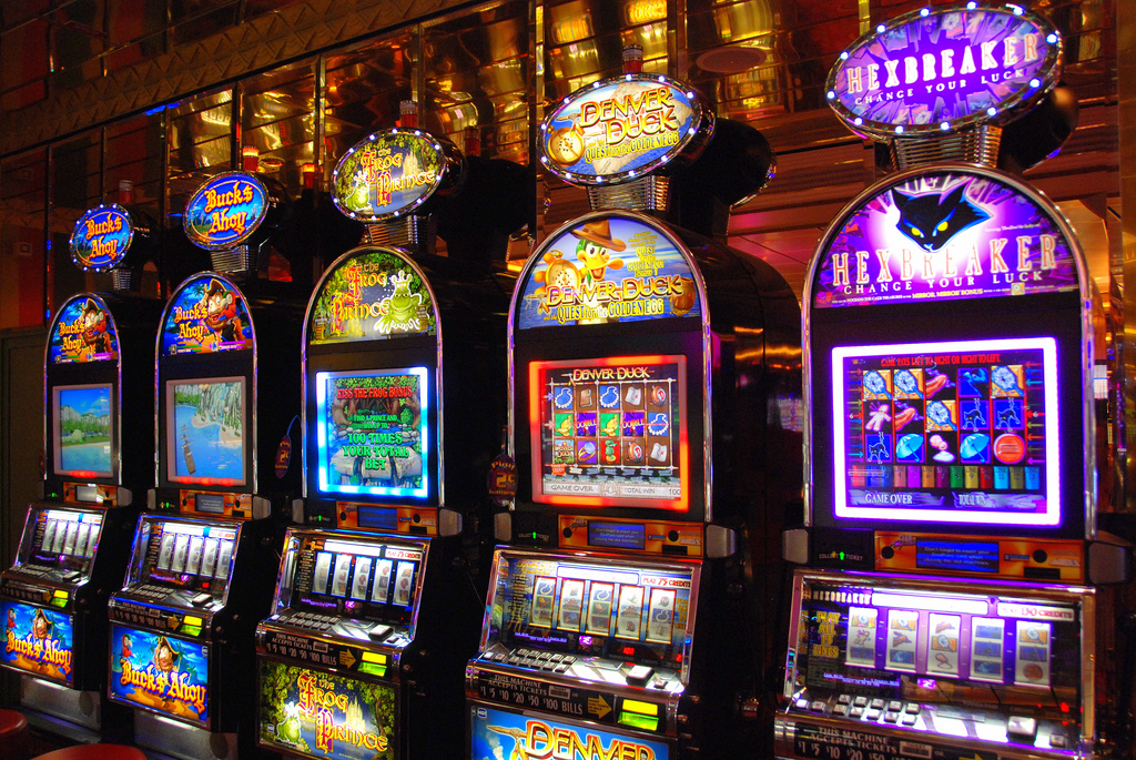 Should You Play Slots Online or at Land Based Casinos?